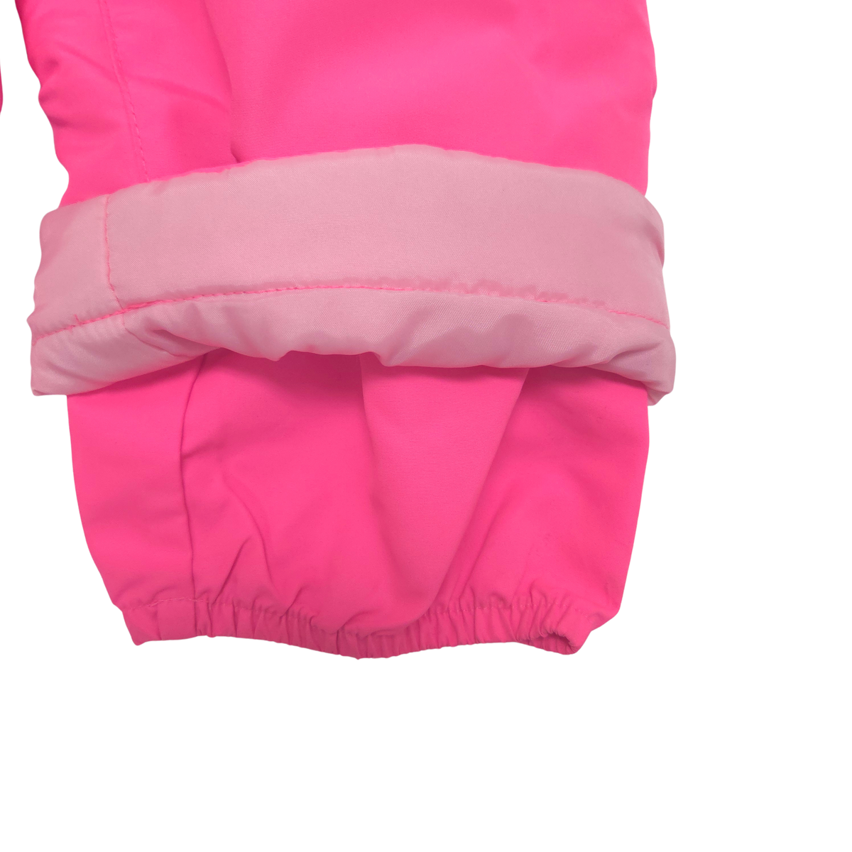 Internal gaiters at cuffs keep out snow
