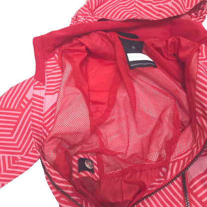 Integrated waist adjuster with buttons make it easy to fine-tune the fit