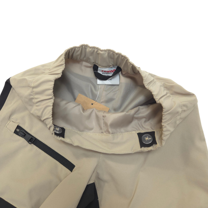 Integrated waist adjuster with buttons make it easy to fine-tune the fit