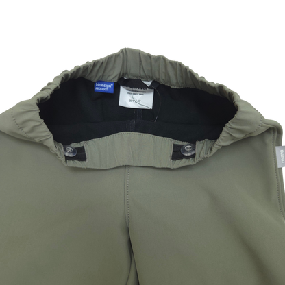 Integrated waist adjuster with buttons make it easy to fine-tune the fit